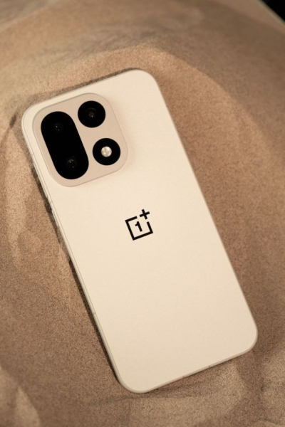 OnePlus 15 показали на фото — в новом «песочном» цвете