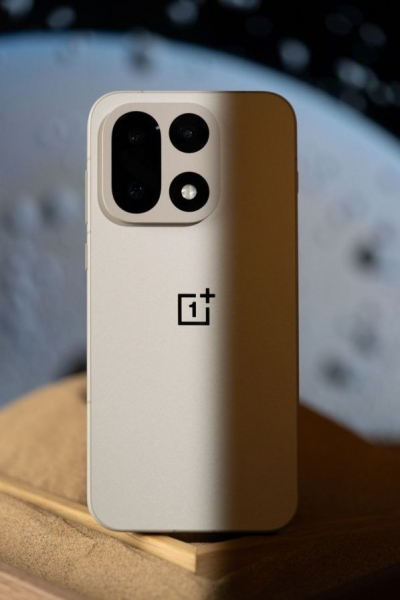 OnePlus 15 показали на фото — в новом «песочном» цвете