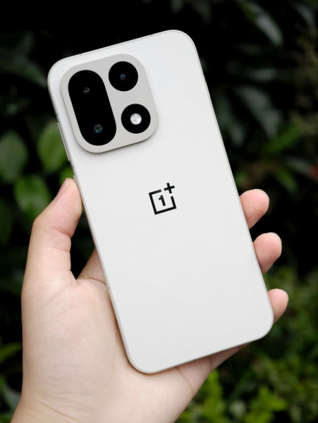 OnePlus 15 показали на фото — в новом «песочном» цвете